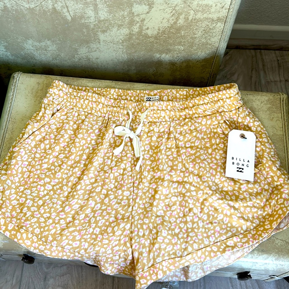 New NWT Billabong floral cheetah print flouncy shorts MEDIUM